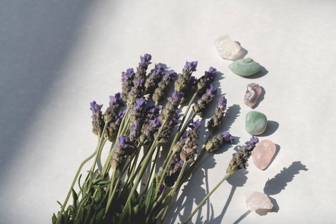 hero-img-01 Lavender flowers and healing stones on a surface, symbolizing tranquility and spiritual balance.